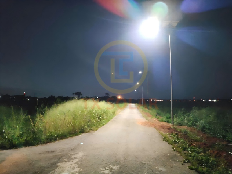 High-lumen solar street light