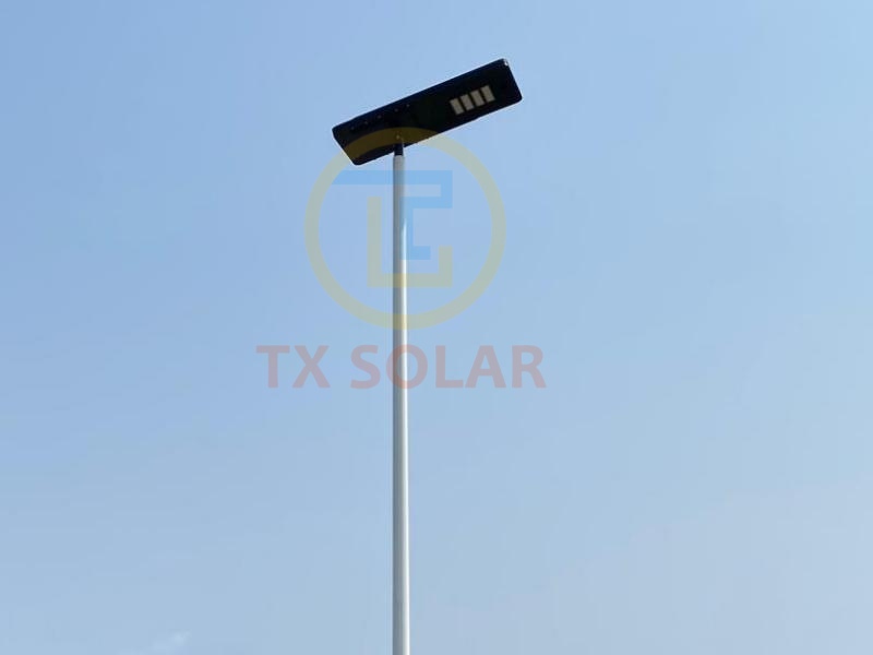 Light-controlled solar streetlights